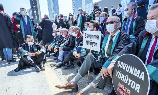 CHP Genel Başkanı Özgür Özel, Türkiye Barolar Birliği’nin Yargıtay 3. Ceza Dairesi’nin kararını protesto etmek amacıyla yarın gerçekleştireceği ‘Hukukun Üstünlüğü Yürüyüşü’ne CHP milletvekilleriyle birlikte katılacağını duyurdu.