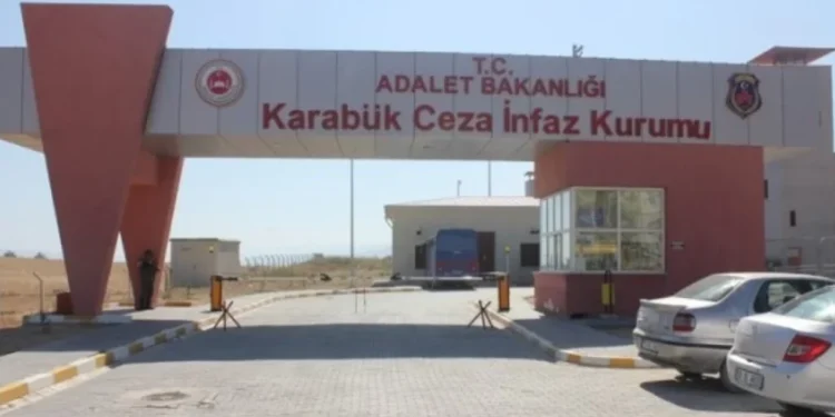 Karabük T Tipi Cezaevi’nde kalan 13 mahpusun tahliyeleri 'İyi halli olmadıkları' gerekçesiyle İdare ve Gözlem Kurulu kararları ile ertelendi.