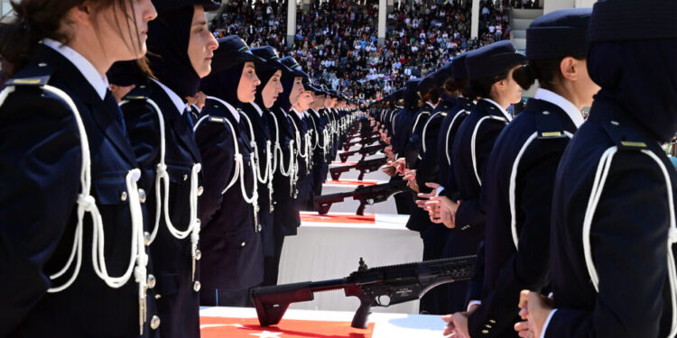 Türkiye’de kadın öğrencilerin eğitim gördüğü 3 okuldan birisi olan Yozgat’ta 7 aylık eğitimlerini tamamlayan 794 polis adayı mesleğe ilk adımını atmanın sevincini, aileleriyle birlikte yaşadı. Yozgat Polis Meslek Eğitim Merkezinde (POMEM) eğitimlerini tamamlayan 27. dönem polis adayları için mezuniyet töreni düzenlendi. Merkezdeki 7 aylık eğitimlerini tamamlayan polis adayı kadınlar, mezun olmanın sevincini aileleriyle birlikte yaşadı. Polis adayı kadınlar toplu halde yemin etti, keplerini havaya fırlatıp, mezun olmanın sevincini yaşadı. Polis adayları, mezuniyet törenine katılan ailelerine sarılıp, hasret giderdi, birbirlerine sarılıp veda etti. Kadın POMEM Okulu Yozgat ile birlikte İstanbul Arnavutköy ve Aksaray’da bulunuyor. (Fotoğraf: Seyfi Çelikkaya)