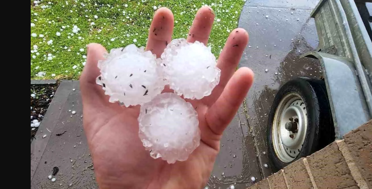 Yeni Güney Galler eyaletinde dolu yağışı etkili olurken Queensland ve Victoria eyaletinde ise şiddetli fırtınada ağaç devrilmesi sonucu 2 kişi hayatını kaybetti.