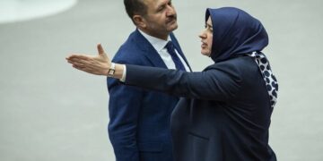 Meclis’te konuşurken kalp krizi geçirdi:Hasan Bitmez yere yığıldıktan sonra AKP’li Özlem Zengin bağırmayı sürdürdü