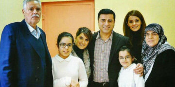 Oğluna hasret giden Tahir Demirtaş toprağa verildi: Cenazede katılmayan Demirtaş, babasının yasını hücrede yaşayacağını söyledi