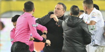 Hakem yumruklayan AKP’li Başkan Faruk Koca, Fair Play ödülü almış: Tüm liglerdeki maçlar süresiz olarak ertelendi!