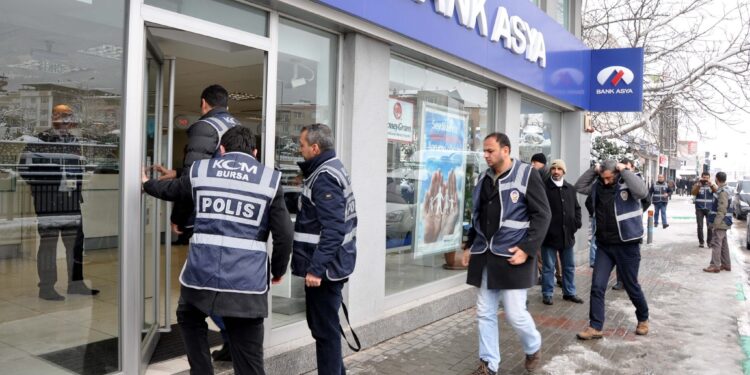 Gözaltına alınanlara yönelik suçlamalar ise Bank Asya’da hesap açtırmak, Bank Asya’da hesabı olmak, birbirleriyle iletişim kurmak, arkadaşının evinde kalmak.