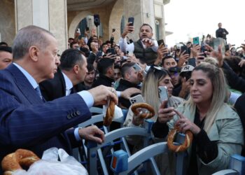 Erdoğan’ın 31 yıl önceki çay-simit hesabı: ‘Bu zalim yönetim, bu aziz millete 1 bardak çayla 1simidi bile layık görmüyor’
