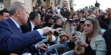 Erdoğan’ın 31 yıl önceki çay-simit hesabı: ‘Bu zalim yönetim, bu aziz millete 1 bardak çayla 1simidi bile layık görmüyor’