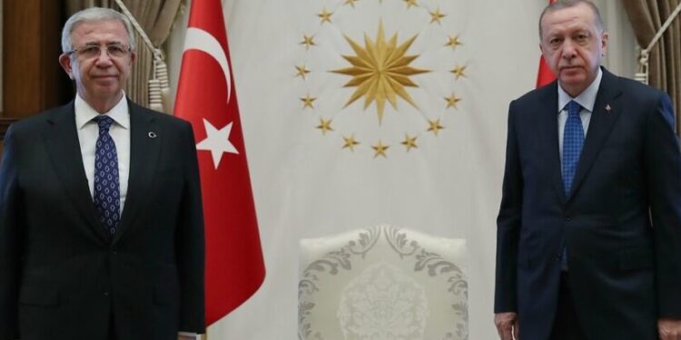 Cumhurbaşkanı Recep Tayyip Erdoğan, Ankara Büyükşehir Belediye Başkanı Mansur Yavaş’ı Cumhurbaşkanlığı Külliyesinde kabul etti.