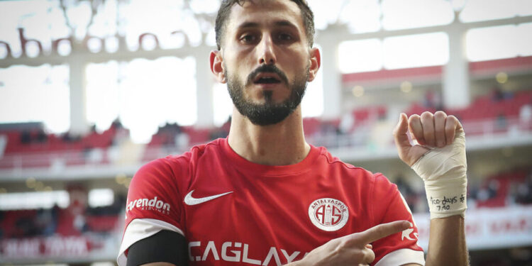 İsrailli futbolcu Sagiv Yehezkel, attığı golün ardından sevinç hareketi yaptı. Tepki gösteren Antalyaspor kulübü, Yehezkel'i kadro dışı bıraktı ve sözleşmesini feshetme kararı aldı.