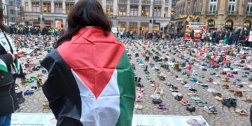 Katledilen  Filistinli çocukları anmak için on bin ayakkabı Amsterdam Dam’da sergilendi