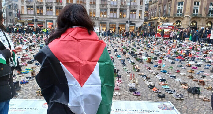 Gazze’de ölen Filistinli çocukları anmak için Amsterdam Dam Meydanı’na on bin çift ayakkabı yerleştirildi.