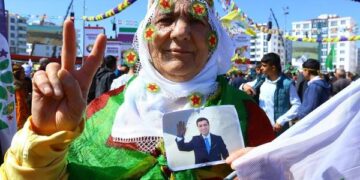 Newroz meşalesini anneler yaktı:Diyarbakır Newroz’unda 100 binler buluşuyor