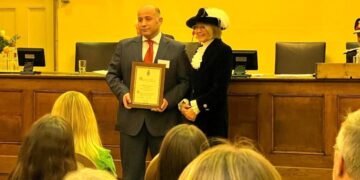 İngiltere’den Hizmet Hareketi Gönüllüsü Günaydın’a ‘High Sheriff’ takdir belgesi