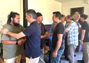 Yeni Zelanda’nın yerli halkı, Maori selamıyla Hizmet Gönüllüsü muhacirleri karşıladı:Gözyaşın benim gözyaşım, acın benim acım