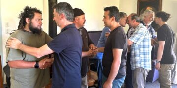 Yeni Zelanda’nın yerli halkı, Maori selamıyla Hizmet Gönüllüsü muhacirleri karşıladı:Gözyaşın benim gözyaşım, acın benim acım