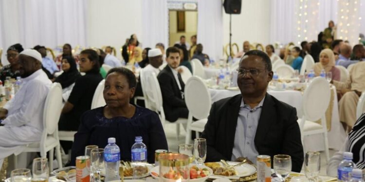 Güney Afrika’nın Johannesburg şehrinde yer alan Nizamiye Külliyesi bu yıl da büyük bir iftar sofrasına ev sahipliği yaptı