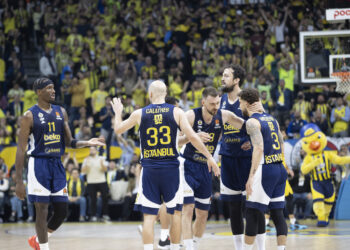 Fenerbahçe Beko, Barcelona’yı farklı yendi, avantajı ele geçirdi