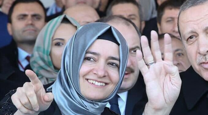 AKP Genel Başkan Yardımcısı Fatma Betül Sayan, İstanbul Büyükşehir Belediyesi’nden (İBB) aldığı bursla ilgili haberlere erişim yasağı getirtti.