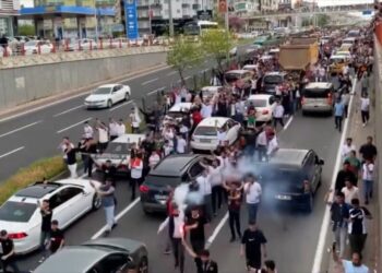 77 puanla lider: Diyarbakır’da Amedspor taraftarları galibiyet nedeniyle caddelere aktı