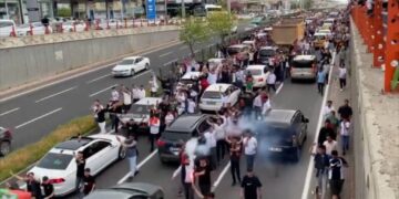 77 puanla lider: Diyarbakır’da Amedspor taraftarları galibiyet nedeniyle caddelere aktı