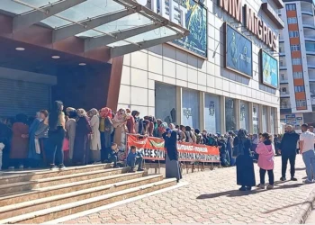 200 liralık hediye çeki için yüzlerce vatandaş birbirini ezdi