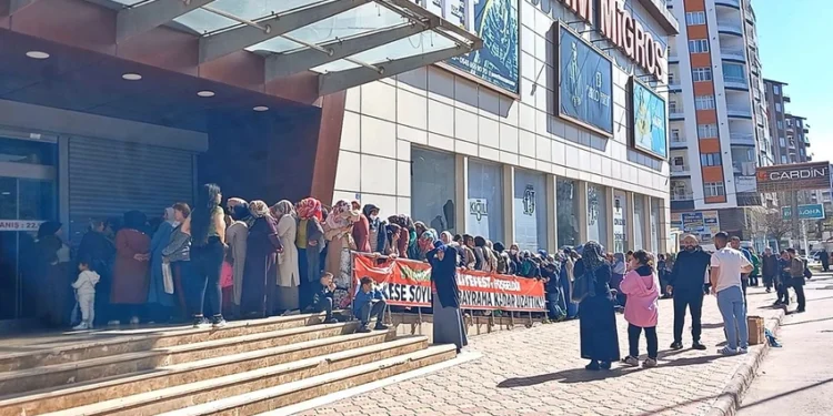 Diyarbakır'da, bir AVM'de bir firma, bayram nedeniyle 200 TL'lik indirim çeki kampanyası düzenledi.