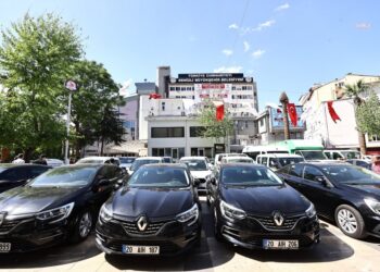 Denizli Büyükşehir Belediyesi’nin lüks makam araçları sergilendi: Vatandaş, AKP dönemine lanet okundu