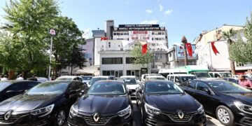 Denizli Büyükşehir Belediyesi’nin lüks makam araçları sergilendi: Vatandaş, AKP dönemine lanet okundu