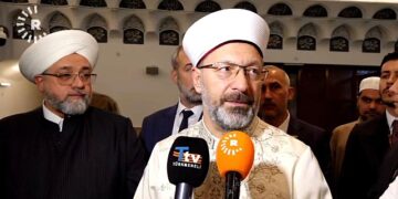 Özgeçmişinde ‘iyi derece Arapça biliyor’ yazıyor: Diyanet İşleri Başkanı Erbaş, Arapça soruya Türkçe tercüme istedi