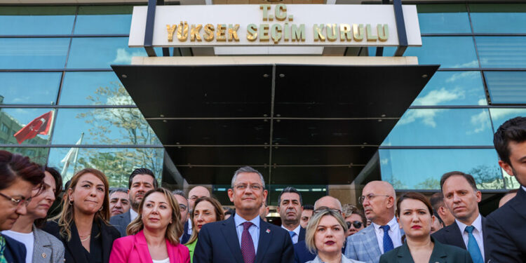 CHP lideri Özgür Özel, MYK üyeleri ile birlikte Hatay’da AKP adayına mazbata verilmesini YSK önünde protesto etti