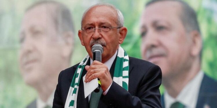 CHP eski genel başkanı Kemal Kılıçdaroğlu, Van’a kayyım atamasına tepkisini sosyal medya hesabı üzerinen gösterdir.