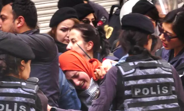 İçişleri Bakanı Ali Yerlikaya, İstiklal Caddesi'nde Filistin'de destek yürüyüşüne saldıran polislerden 2'sinin açığa alındığını duyurdu. Yerlikaya'nın sert polis müdahalesine "Devlet büyüklerine hakaret ettiler" gerekçesini uydurması da dikkat çekti.