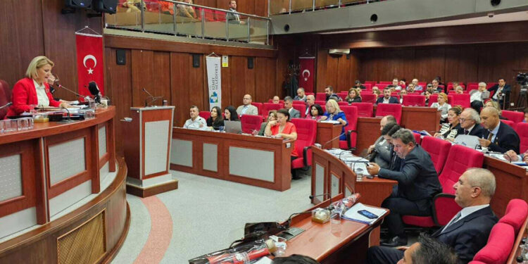 İzmit Belediye Meclisi’nde, TÜGVA ile Ensar Vakfı ile yapılan protokollerin iptaline ilişkin teklif oy çokluğuyla kabul edildi.