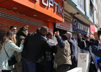 Van, irade gaspına karşı ayakta: Esnaf kepenk kapattı, polis protestoculara saldırıyor