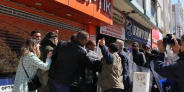 Van, irade gaspına karşı ayakta: Esnaf kepenk kapattı, polis protestoculara saldırıyor