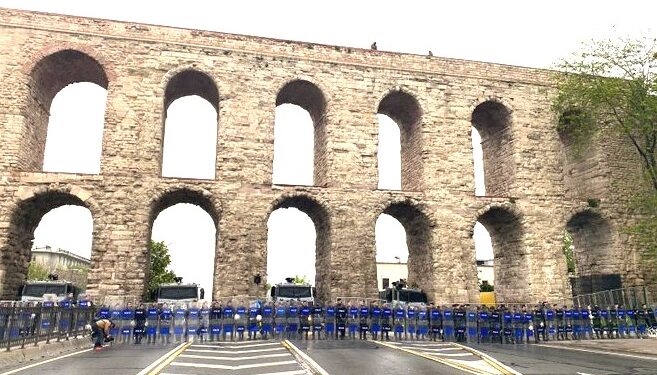 1 Mayıs'ta Taksim yine hukuksuz bir şekilde işçi ve emekçilere yasaklandı. Yasağa rağmen emekçilerin "gideceğiz" dediği Taksim'e çıkan bütün yollar kapatıldı.