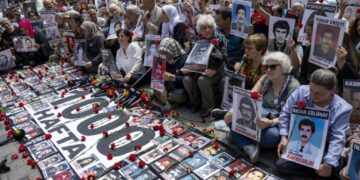 1000’nci haftada bariyerler kaldırıldı: Cumartesi Anneleri altı yıl sonra Galatasaray Meydanı’nda