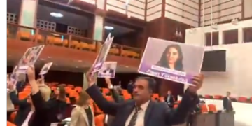 Kobanê Davası kararını DEM Partili vekiller Meclis’te protesto etti