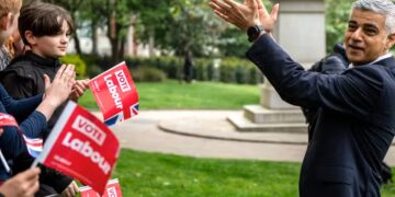 Tarihi sonuç: Otobüs şoförünün oğlu Sadiq Khan 3. kez Londra Belediye Başkanı seçildi