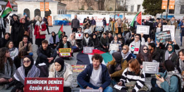 Taksim’de ‘İsrail’le ticaret kesilsin’ sloganı atan 5 kişi tutuklandı