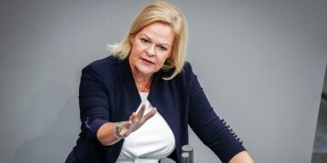 Almanya İçişleri Bakanı: Afgan ve Suriyeli suçlular sınır dışı edilecek