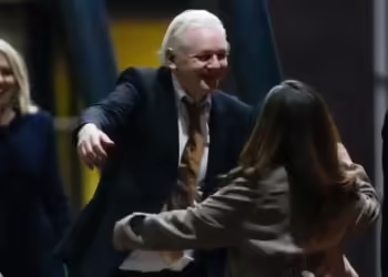 14 yıl sonra serbest bırakılan Avustralyalı Julian Assange baba evine geldi:Başkent Canberra’da duygusal karşılama