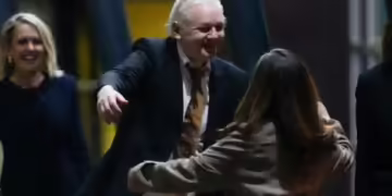 14 yıl sonra serbest bırakılan Avustralyalı Julian Assange baba evine geldi:Başkent Canberra’da duygusal karşılama