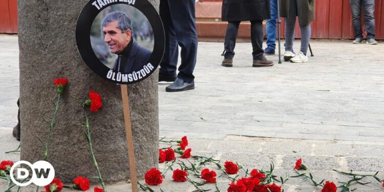 Tahir Elçi cinayeti davasının 11. duruşması görüldü. Savcı, sanık polisler hakkında beraat kararı verilmesi talebini yineledi. Mahkeme, 3 sanık polis hakkında beraat kararı verdi.