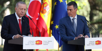 Yabancı gazetecinin Kavala ve Demirtaş’ı sorunca Erdoğan delirtti: Başını sallama, ben sallamıyorum!