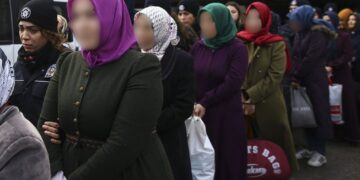 28 Şubat’ta bile yapılmadı: Gözaltına alınan kadınların başörtülerini 3 gün boyunca aldılar, namaza izin vermediler