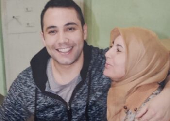 8 yıldır tutuklu olan KHK’lı Teğmenin annesi, cezaevinin önünden haykırdı: Suçsuz çocuklarımız mezara gömüldü