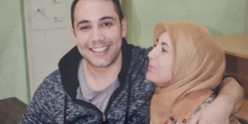 8 yıldır tutuklu olan KHK’lı Teğmenin annesi, cezaevinin önünden haykırdı: Suçsuz çocuklarımız mezara gömüldü