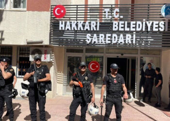 Hakkari Belediyesi’ne polis baskınıyla DEM Partili eşbaşkanı gözaltına aldı: Kayım rejimi geri döndü