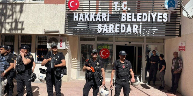 Seçilmiş Belediye Eşbaşkanı Mehmet Sıddık Akış'ın yerine Hakkarşi Valisi Ali Çelik, 'Belediye Başkan Vekili' olarak görevlendirildi