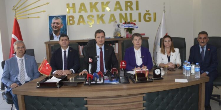 Hakkari Belediye Eşbaşkanı Akış'ın gözaltına alınması ve yerine kayyım atanmasının ardından CHP'nin görevlendirdiği heyet kentte görüşmeler yaptı.